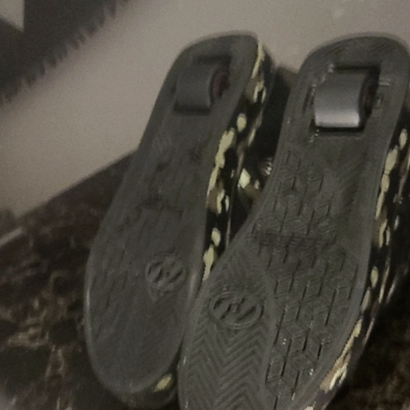 Heeleys  Boys Shoes size 4 youth - Picture 4 of 6